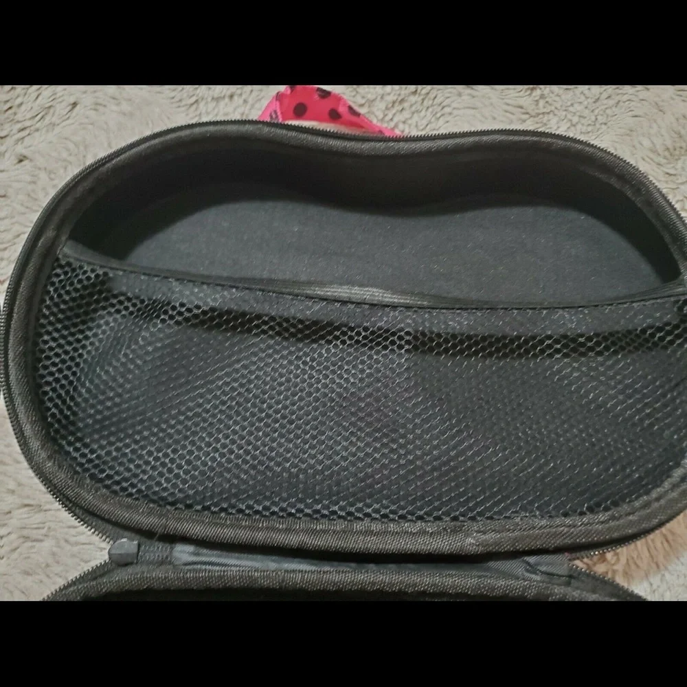 Bra & swimsuit carrier travel makeup - Picture 5 of 7